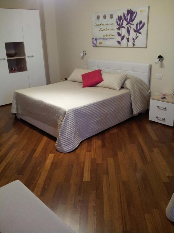 Bed and Breakfast Residenza Piazza Moro Bari Habitación foto