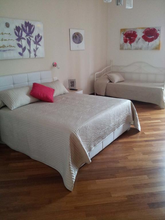 Bed and Breakfast Residenza Piazza Moro Bari Habitación foto